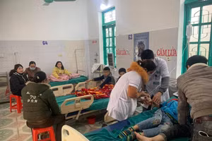 7 học sinh Trường Tiểu học Tiền Phong 1 (huyện Quế Phong, Nghệ An) bị đau bụng, nhập viên cấp cứu. 