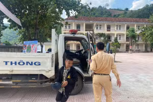 Em Lo Thiên Long vội vàng chạy vào phòng thi, tay vẫn cầm cả mũ bảo hiểm. Ảnh: CA Kỳ Sơn