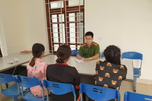 Công an làm việc với 3 thai phụ trước lúc bàn giao về gia đình