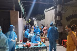 Lực lượng y tế lấy mẫu xét nghiệm người dân phường Hưng Dũng, TP Vinh, Nghệ An - khu vực BN Covid-19 sinh sống 