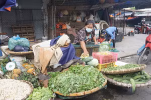 Tiểu thương chợ đầu mối Vinh sơ tán hàng hóa vì lo sợ phong tỏa