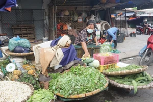 Tiểu thương chợ đầu mối Vinh sơ tán hàng hóa vì lo sợ phong tỏa