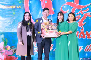 Ngành giáo dục Nghệ An tặng quà cho các Trường THPT ngoài công lập.