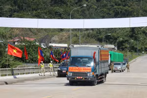 Xe đưa 95 hài cốt liệt sỹ, quân tình nguyện, chuyên gia Việt Nam hi sinh tại Lào qua Cửa khẩu Nậm Cắn (Kỳ Sơn, Nghệ An) về nước.