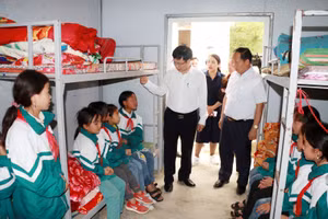 Đoàn công tác của UBND tỉnh Nghệ An thăm học sinh ở bán trú tại Trường Tiểu học Mường Lống 1, huyện Kỳ Sơn