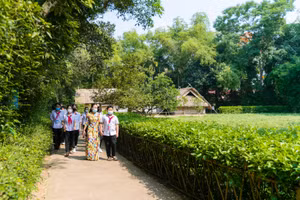 Cô trò Trường THCS Kim Liên, huyện Nam Đàn, Nghệ An về thăm quê nội Bác Hồ tại Làng Sen nhân dịp 19/5