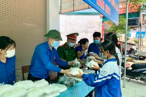Tặng suất cơm miễn phí cho thí sinh dự thi tại huyện Tương Dương, Nghệ An
