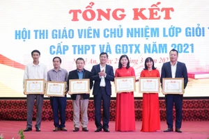 Ông Thái Văn Thành - Giám đốc Sở GD&ĐT Nghệ An trao giấy khen cho 6 tập thể có thành tích xuất sắc tại hội thi.