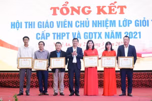 Ông Thái Văn Thành - Giám đốc Sở GD&ĐT Nghệ An trao giấy khen cho 6 tập thể có thành tích xuất sắc tại hội thi.