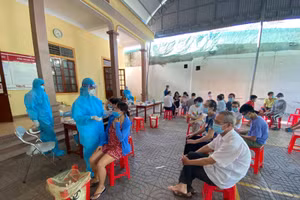 Lấy mẫu xét nghiệm Covid-19 cho người dân phường Hà Huy Tập, TP Vinh, Nghệ An.