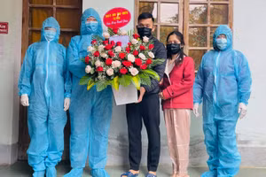 Hoãn cưới để đảm bảo an toàn cho cộng đồng, đôi trẻ được tặng hoa chúc phúc khi đang tự cách ly tại nhà