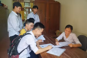 Học sinh Trường THPT Anh Sơn 1 (huyện Anh Sơn, Nghệ An) nộp hồ sơ đăng ký dự thi năm 2021