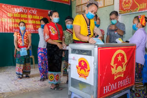 Bà con xã tái định cư Ngọc Lâm (Thanh Chương, Nghệ An) đi bầu cử