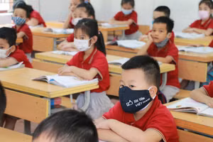 Học sinh Nghệ An đến trường đều đeo khẩu trang đầy đủ