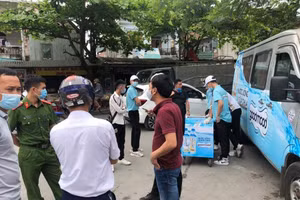 Cơ quan chức năng mời nhóm phát đồ uống miễn phí trên địa bàn TP Vinh về làm việc.