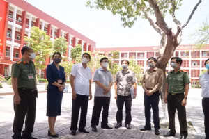 Đoàn công tác kiểm tra công tác chuẩn bị thi tại Trường THPT Huỳnh Thúc Kháng (TP Vinh, Nghệ An)