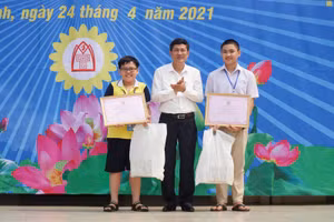 Ông Thái Văn Thành - Giám đốc Sở GD&ĐT Nghệ An trao giải Nhất tập thể cho đội Tiểu học TP Vinh A và THCS huyện Đô Lương.