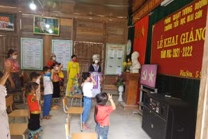 Cô trò Trường Tiểu học Mai Sơn, huyện Tương Dương, Nghệ An dự khai giảng trực tuyến