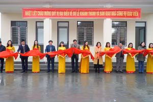 Cắt băng khánh thành nhà công vụ giáo viên Trường Tiểu học Kỳ Sơn, huyện Kỳ Anh, Hà Tĩnh