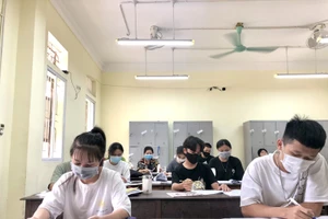 Học sinh Trường Phổ thông DTNT THPT tỉnh Nghệ An tự ôn tập tại trường.