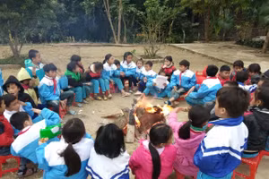 Học sinh Trường Tiểu học Hữu Khuông (huyện Tương Dương, Nghệ An) đốt củi sưởi ấm trong giờ ra chơi.