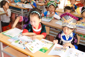 Học sinh Trường Tiểu học Nậm Cắn 1 (huyện Kỳ Sơn, Nghệ An) háo hức nhận SGK mới. Ảnh chụp trước khi bùng phát dịch Covid-19.