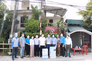 Đoàn công tác Sở GD&ĐT Nghệ An tặng quà hỗ trợ giáo viên, nhân viên TP Vinh tăng cường cho chốt kiểm soát.