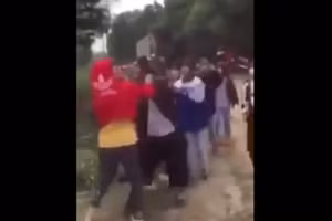 Hình ảnh nhóm học sinh đánh hội đồng bạn nữ lớp 8 tại huyện Tân Kỳ, Nghệ An. Ảnh cắt từ clip