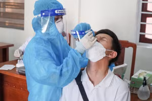 Test nhanh SARS-CoV-2 cho thí sinh diện F2 tại Trường THPT Huỳnh Thúc Kháng (TP Vinh, Nghệ An)