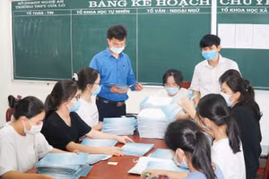 Trường THPT Cửa Lò 1 (Nghệ An) kiểm tra hồ sơ đăng ký dự thi của thí sinh