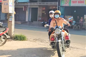 Cảnh sát giao thông kịp thời đưa thí sinh H. đến điểm thi. Ảnh: CTV.