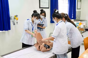 Sinh viên Trường ĐH Y Dược Cần Thơ trong một giờ thực hành.