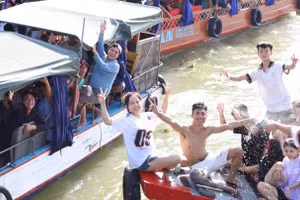 Chiều 23/2, tại miếu Bà Xóm Chài, (phường Hưng Phú, quận Cái Răng, TP Cần Thơ) diễn ra Lễ hội tống gió (tống ôn, tống phong) với sự tham gia của hàng ngàn người dân và du khách.