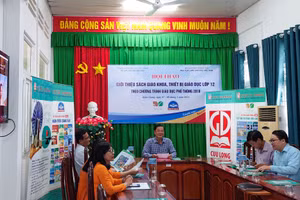 Hội thảo do Sở GD&ĐT tỉnh Kiên Giang phối hợp với Nhà xuất bản Giáo dục Việt Nam, Công ty Cổ phần sách và Thiết bị Giáo dục Cửu Long tổ chức. 