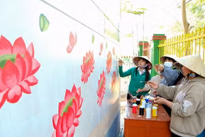 Các trường học trên địa bàn huyện Hồng Ngự tích cực tham gia Hội thi vẽ bích họa Sen. Ảnh: Minh Thi.