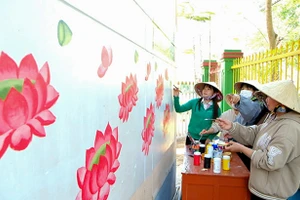 Các trường học trên địa bàn huyện Hồng Ngự tích cực tham gia Hội thi vẽ bích họa Sen. Ảnh: Minh Thi.