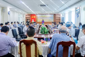 Tham gia hội thảo có đại diện Bộ Tài nguyên và Môi trường (TN&MT), đại diện các Trường ĐH Kiên Giang, Trường ĐH Cần Thơ, Trường ĐH Mỏ - Địa chất, Trường ĐH Thủy lợi.