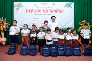 Báo Giáo dục và Thời đại 'Tiếp sức đến trường' cho học sinh quần đảo Nam Du