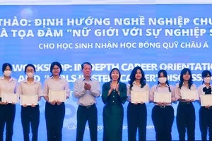 Trao hơn 100 suất học bổng cho các nữ sinh Cần Thơ vượt khó.