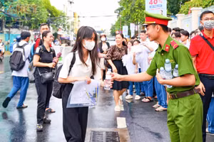 Lực lượng công an hỗ trợ tiếp sức thí sinh.