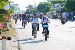 Học sinh ở khu vực nông thôn miền Tây chịu ảnh hưởng của nắng nóng do các em thường tự đến trường.
