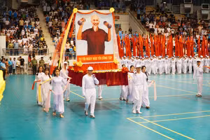 Nghi thức rước Cờ nước, Cờ Hội khoẻ Phù Đổng, Kiệu ảnh Bác và lực lượng Hồng kỳ tại lễ khai mạc.