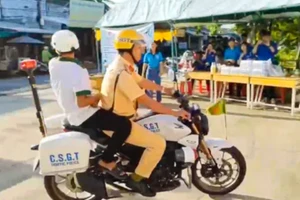 CSGT dùng xe chuyên dụng vượt 15km hỗ trợ thí sinh đến điểm thi.