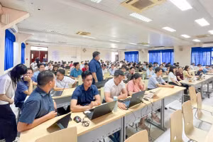  Các đại biểu được tập huấn sử dụng phần mềm tuyển sinh.