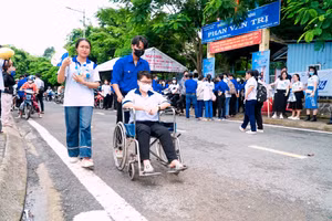 Thí sinh gãy chân ngồi xe lăn tham gia thi tại TP Cần Thơ.