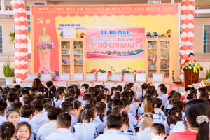 Đông đảo các em HS dự lễ ra không gian văn hóa Hồ Chí Minh năm học 2023 - 2024.