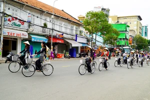 Du khách tham quan tại Bến Ninh Kiều, TP Cần Thơ.