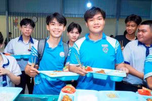 Trường THCS - THPT Trần Ngọc Hoằng hỗ trợ bữa ăn cho học sinh.
