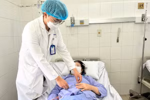  Bác sĩ kiểm tra sức khỏe bệnh nhân L. sau can thiệp. 