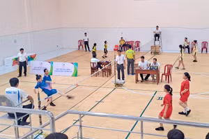 Các VĐV tranh tài môn đá cầu.